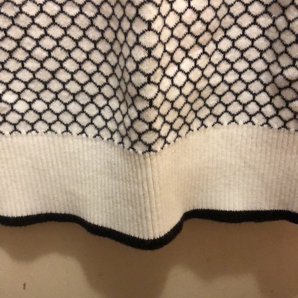 Honeycomb print black and white crew neck sweater - Picture 3 of 6